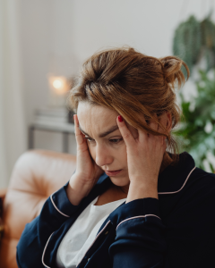 Persona con ansiedad mostrando estrés, preocupación y tensión emocional.