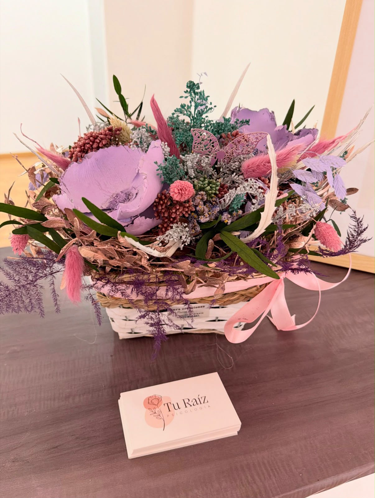 Flores y tarjetas de Tu Raíz Psicología en la consulta de Guadalajara